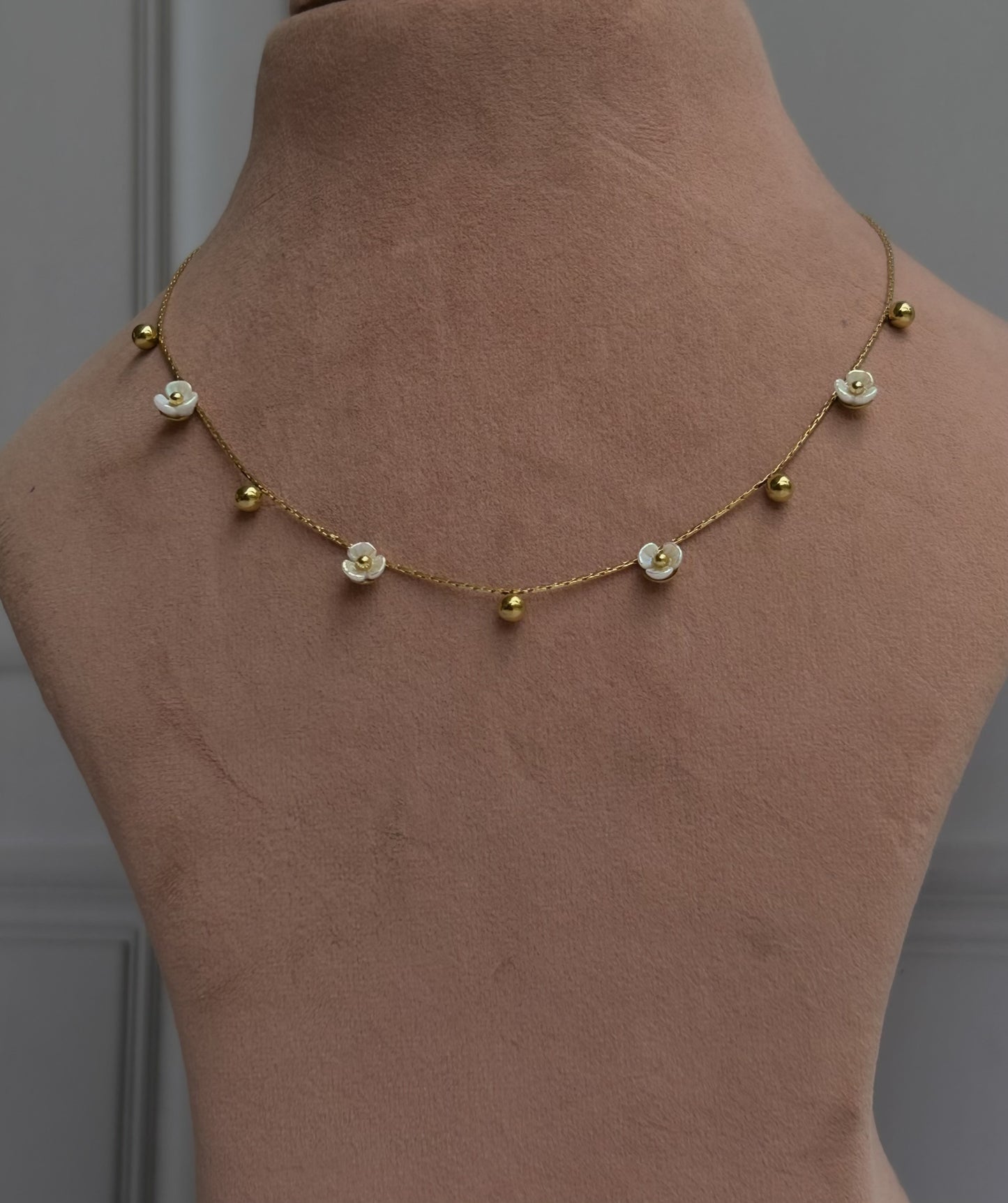 Snowpetal Necklace
