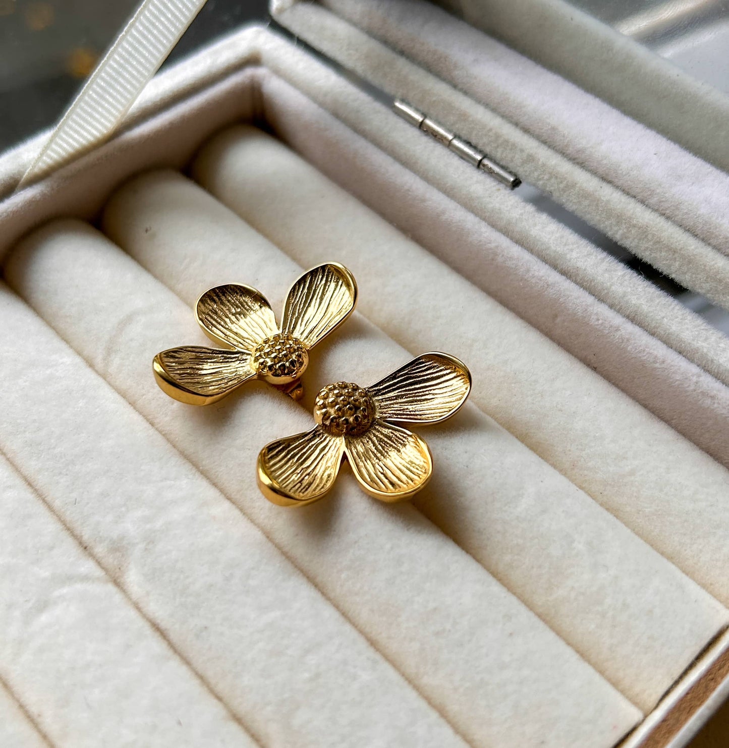 Demi Daisy Studs