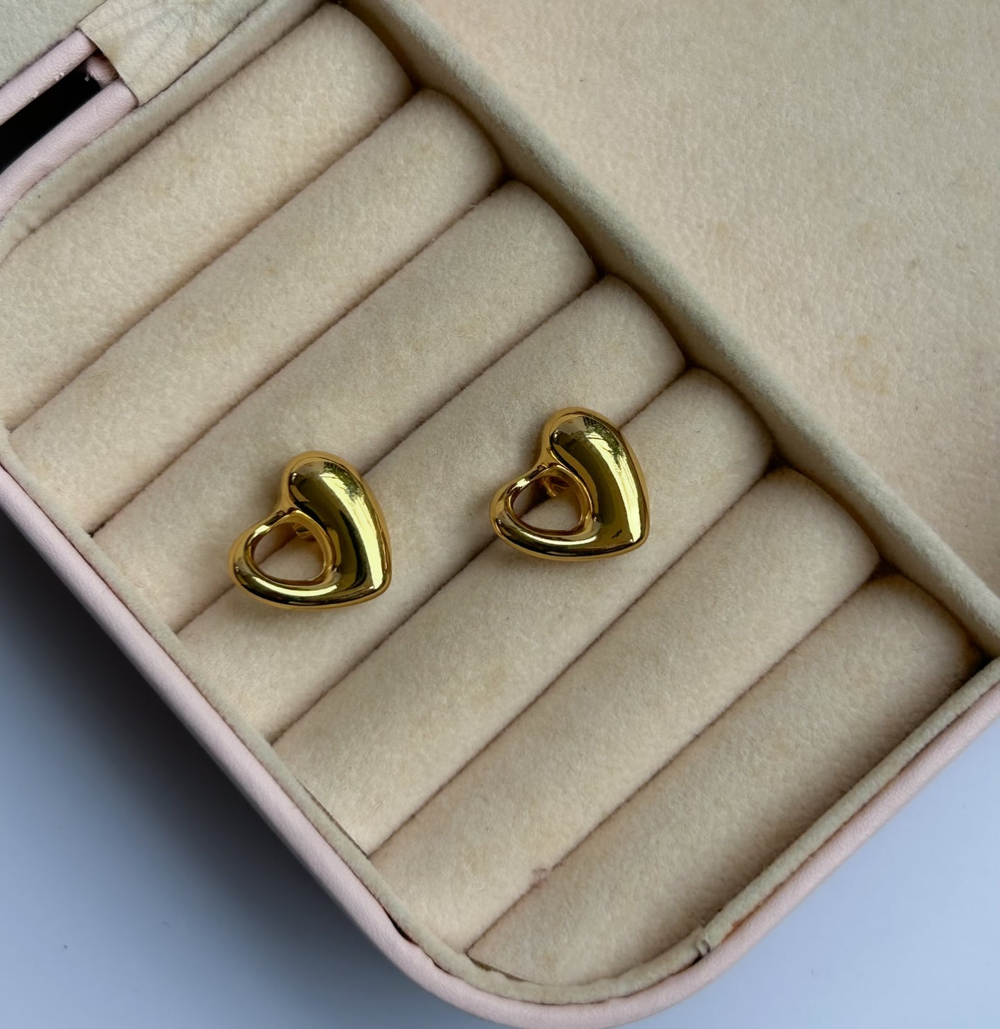 Pufflove Studs